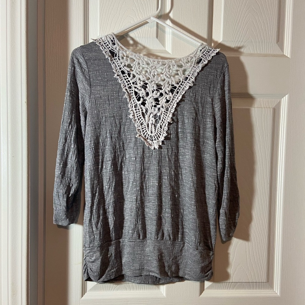Cute Ladies Apt. 9 Grey & White Shirt Top Long Sleeve Blouse White Lace On Back